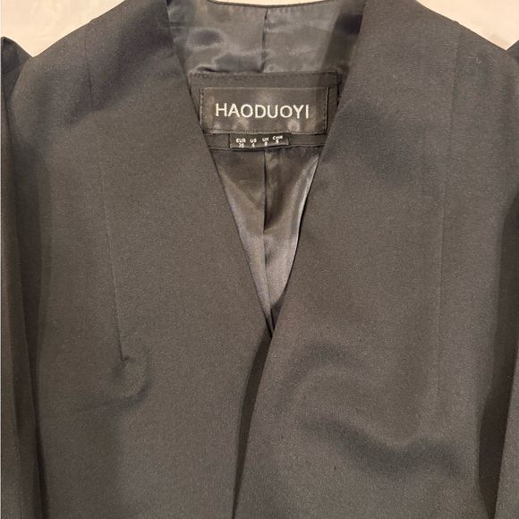 Black Sleeveless Vest Cloak - Picture 4 of 6